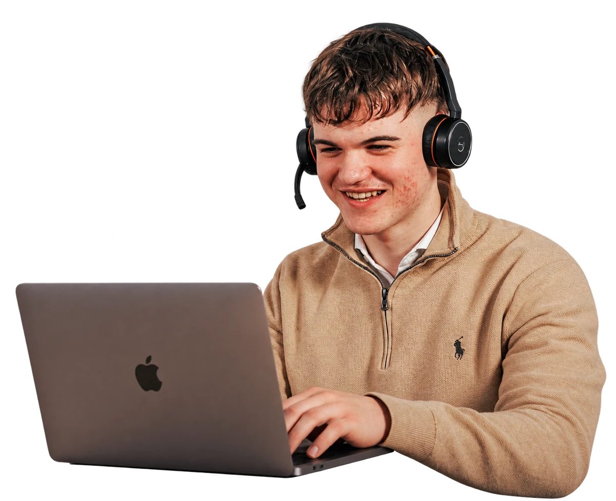 Janne Salonen mit Headset und Laptop